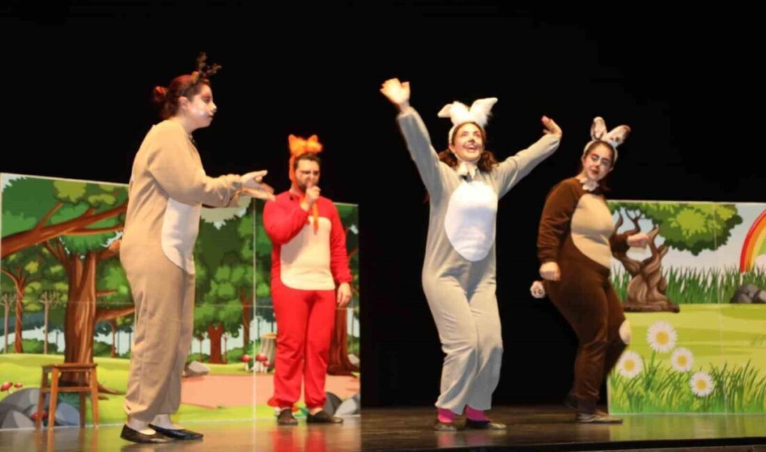 Çayırova’da hafta sonu düzenlenen etkinliklerde sahnelenen çocuk oyunlarına aileler ve