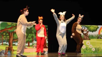 Çayırova’da hafta sonu düzenlenen etkinliklerde sahnelenen çocuk oyunlarına aileler ve