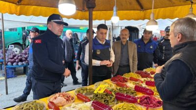 Çayırova’da zabıta ekipleri, Yenimahalle’de kurulan semt pazarında tüketici haklarının korunması