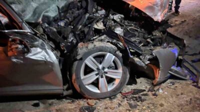 Sakarya’nın Kaynarca ilçesinde çekiciye çarpan otomobilin sürücüsü yaralandı. Sarıbeyli Mahallesi’nde