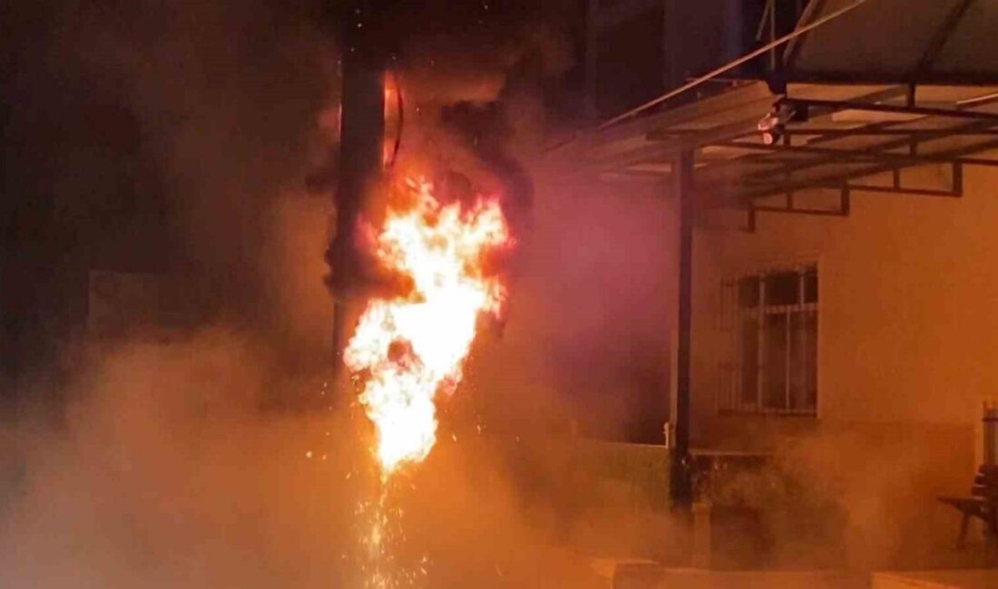Cemevinde korku dolu anlar: Elektrik panosu patladı Kocaeli’de tören sırasında cemevinin önünde bulunan elektrik panosunda çıkan yangın