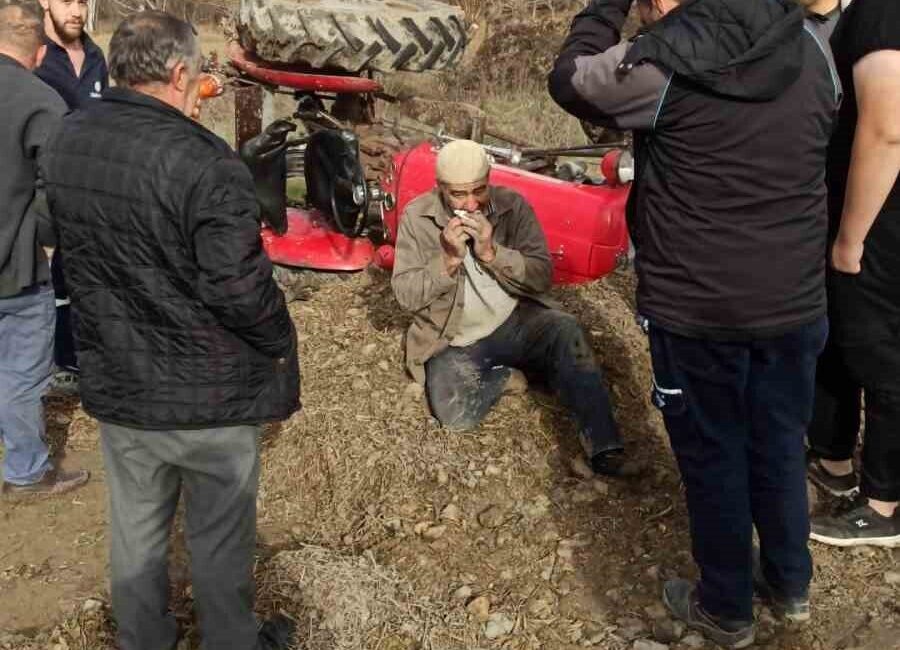 Cenaze aracı ile traktör çarpıştı: 4 yaralı Kastamonu’da cenaze aracı ile traktörün çarpışması neticesinde meydana gelen kazada