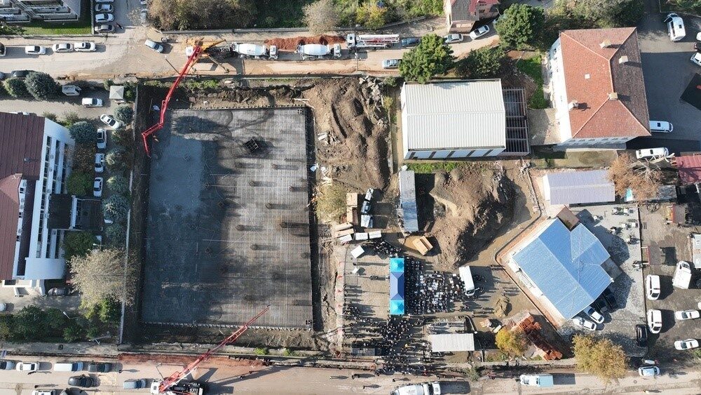 Çiftlik Ulu Cami’nin temeli törenle atıldı Gölcük’te depreme dayanıksız olduğu gerekçesiyle yıkım kararı verilen Çiftlik Ulu