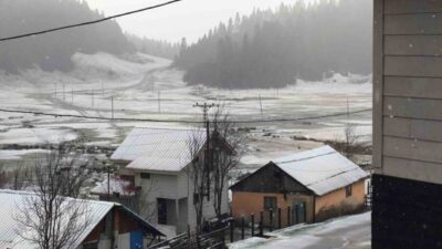 Sakarya’nın Hendek ilçesinde bulunan Çiğdem Yaylası, gece saatlerinde başlayan kar