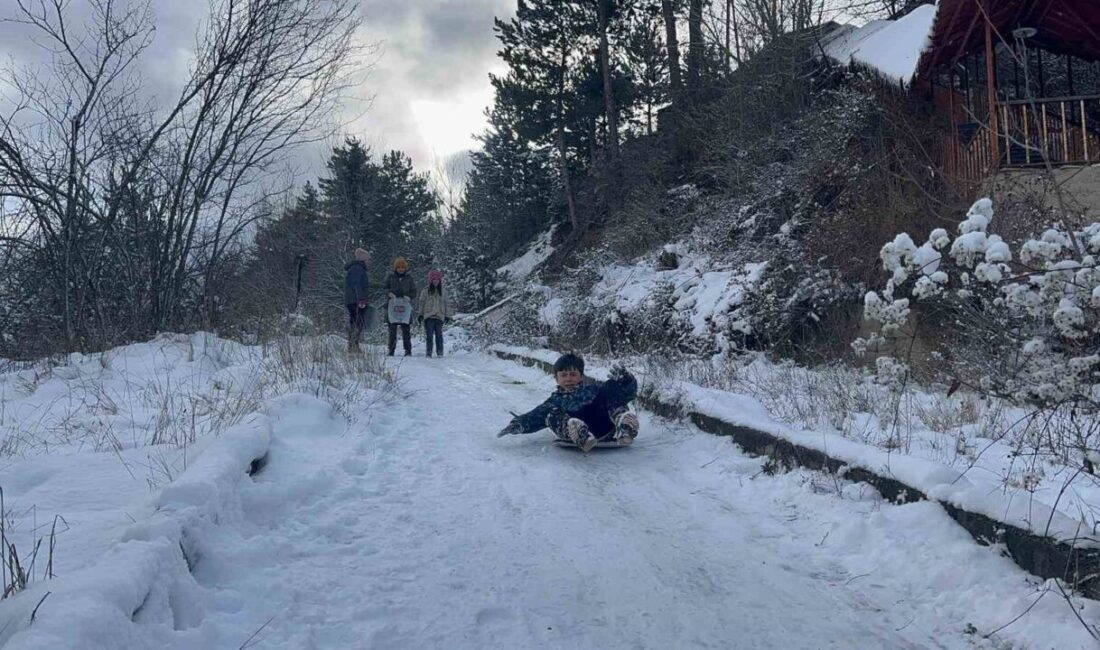 Çocuklar karın tadını poşetlerle kayarak çıkardı Kastamonu’nun yüksek rakımlı bölgelerinde kar yağışı ara ara devam ederken