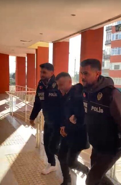 Kocaeli’nin İzmit ilçesinde U-12 Ligi’nde oynanan müsabaka sırasında kadın hakeme