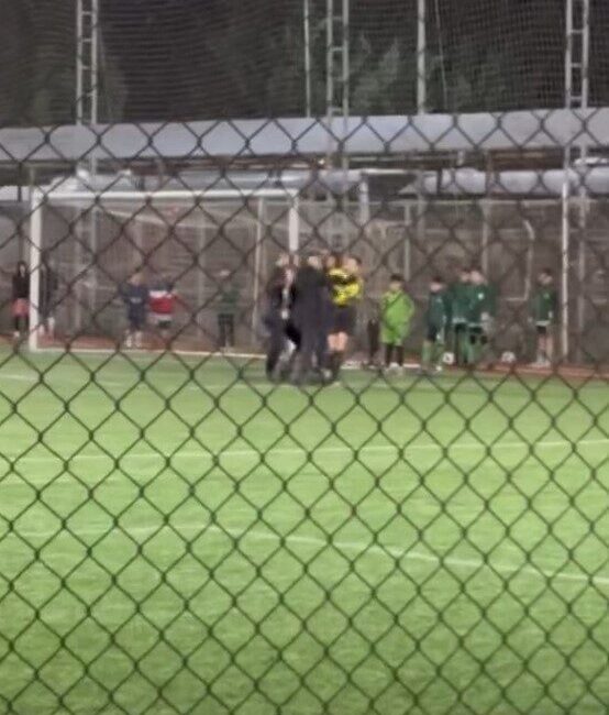 Kocaeli’nin İzmit ilçesinde U12 Ligi müsabakasında kadın aday hakem, takımın