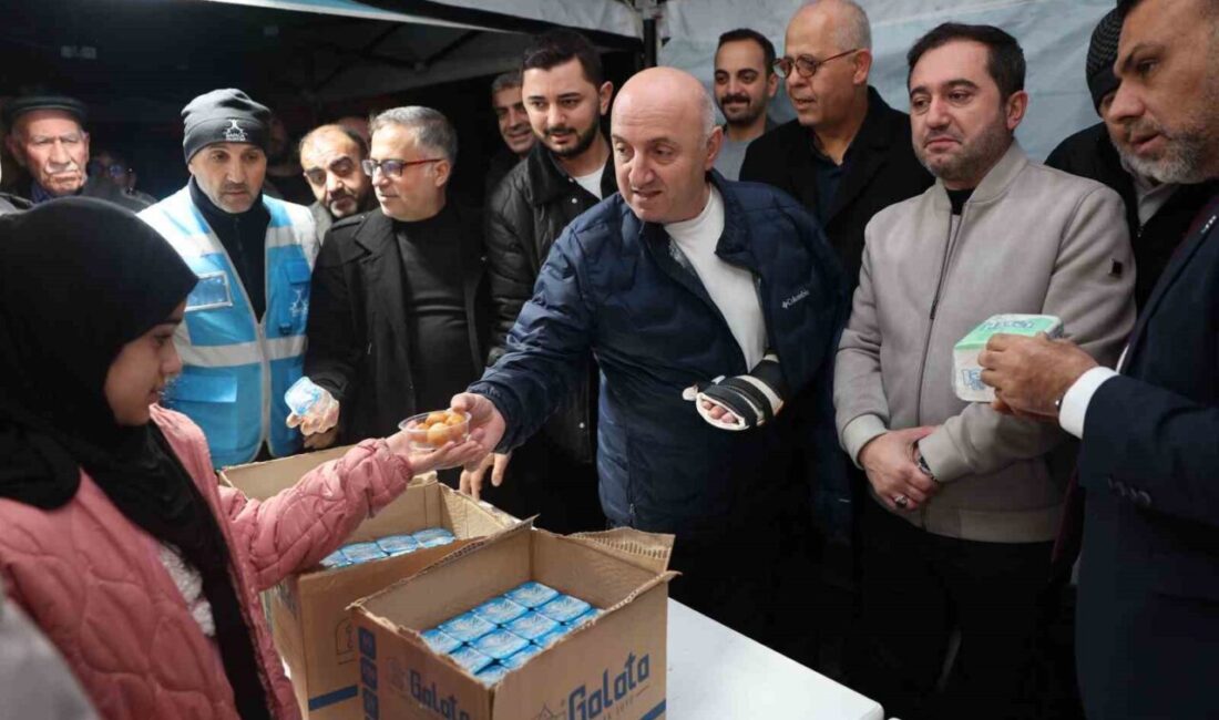 Darıca’da Regaip Kandili dolayısıyla vatandaşlara lokma dağıtıldı. Darıca Belediyesi tarafından