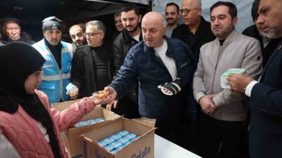 Darıca’da Regaip Kandili dolayısıyla vatandaşlara lokma dağıtıldı. Darıca Belediyesi tarafından