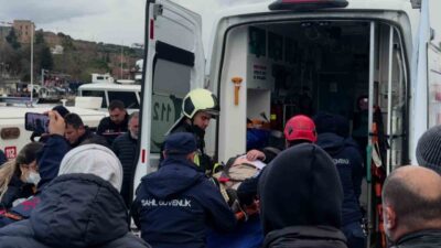 Kocaeli’de denizde çırpınan bir vatandaş, çevredeki kişilerin ihbarı üzerine sahil