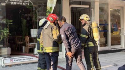 Kocaeli’nin İzmit ilçesinde spot eşya dükkanının deposunda çıkan yangın korkuya