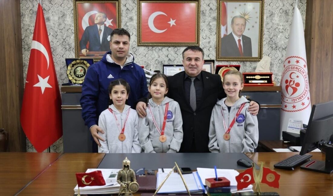 Bilecik’te dereceye giren minik yüzücüler Gençlik ve Spor İl Müdürünü