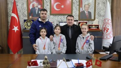 Bilecik’te dereceye giren minik yüzücüler Gençlik ve Spor İl Müdürünü