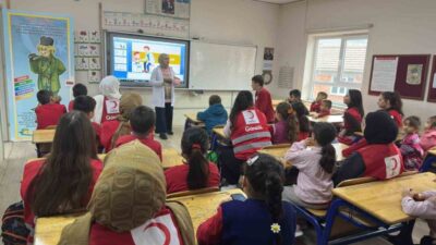 Düzce’de Esentepe İlkokulu’nda, Kızılay Genç Gönüllüleri tarafından yürütülen “Dersimiz Sağlık”
