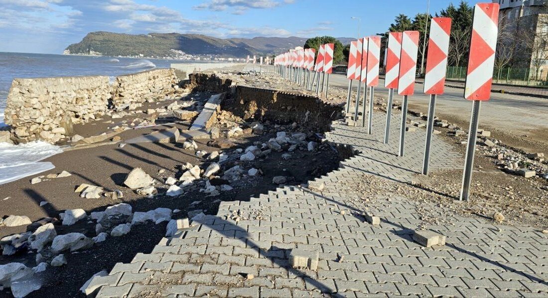 Kastamonu’nun Cide ilçesi kıyılarında etkili olan fırtına nedeniyle oluşan dev