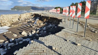 Kastamonu’nun Cide ilçesi kıyılarında etkili olan fırtına nedeniyle oluşan dev