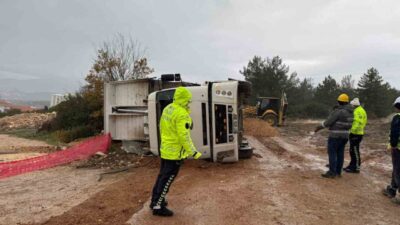 Bilecik’te bir kamyonun devrilmesi sonucu meydana gelen trafik kazasında araç