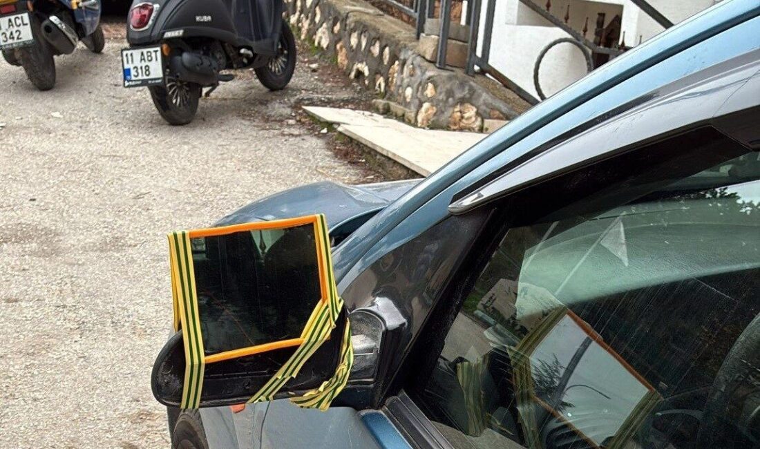 Bilecik’te bir sürücü, kırılan sol dikiz aynası yerine ayna parçası