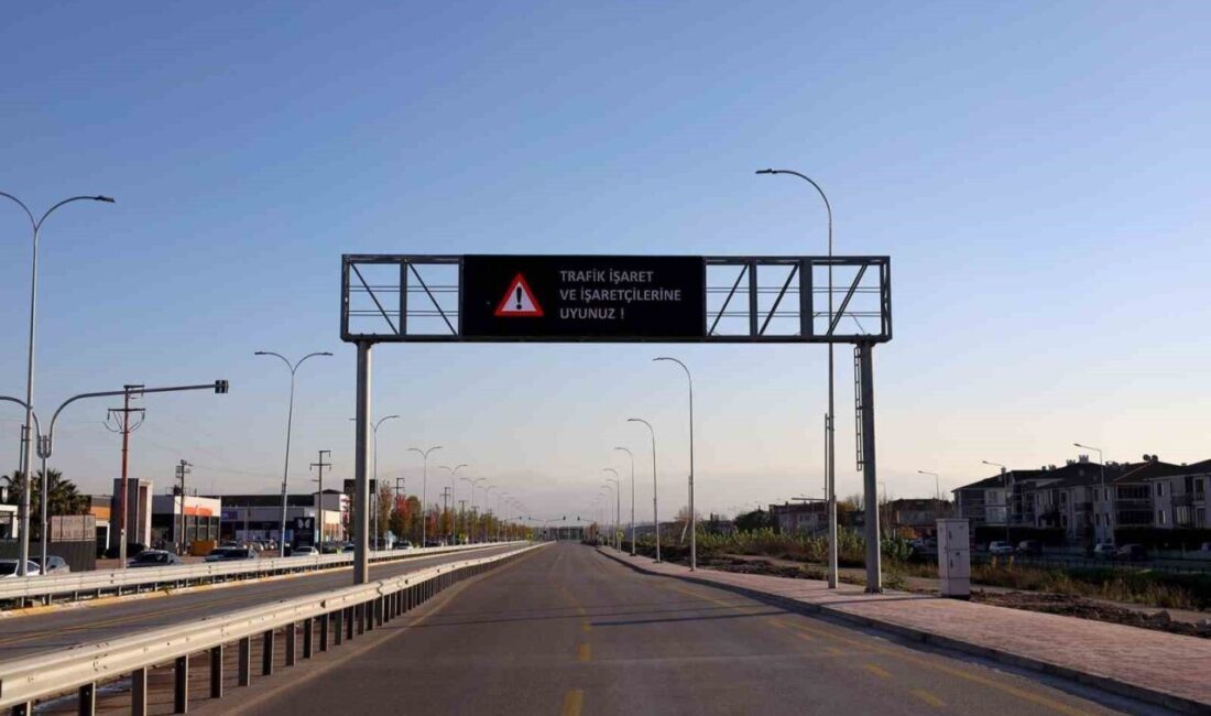 DMS ekranı yeni konumunda mesaiye başladı Sakarya Büyükşehir Belediyesi, trafik güvenliğini artırmak amacıyla kullanılan Değişken Mesaj