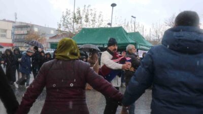 Sakarya’nın Adapazarı ilçesinde düzenlenen festivale katılan vatandaşlar, dolu yağışına aldırış