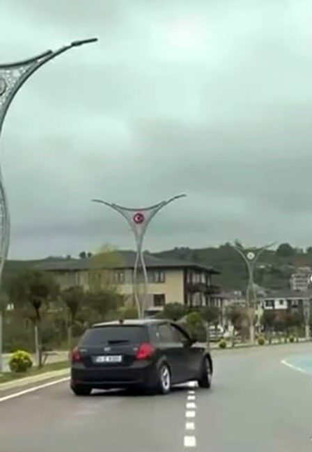 Driftin faturası pahalıya patladı: 46 bin lira ceza uygulandı, 2 ay ehliyetsiz kaldı Sakarya’da drift yaparak hem kendi hem de diğer sürülerin canını