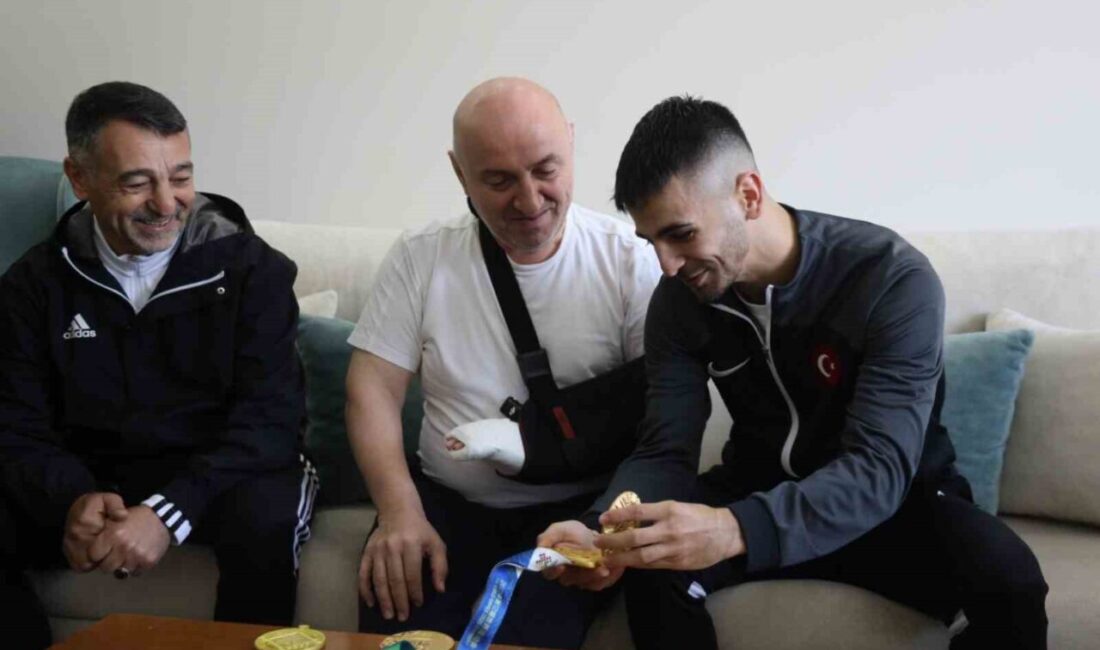 Dünya şampiyonu milli karateci Şamdan’dan Başkan Bıyık’a “madalyalı” ziyaret Darıca Belediyesi Eğitim ve Spor Kulübü sporcusu Eray Şamdan, şampiyona