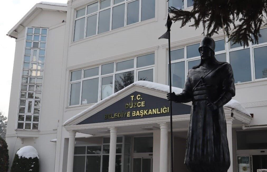 Düzce Belediyesi’nden yapılan açıklamada bazı birimlerde görev değişikliklerine gidildiği bildirildi.
