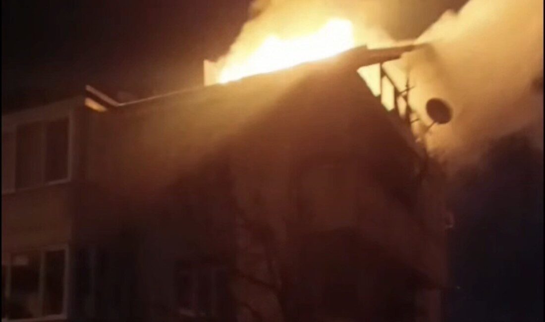 Düzce’de 3 katlı binanın çatısı alev alev yandı Düzce’nin Kuyudüzü köyünde 3 katlı binanın çatısında yangın çıktı. Alev