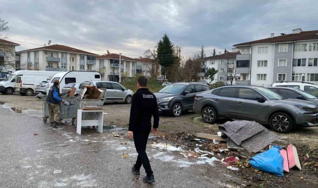 Düzce’de çevreyi kirletene ceza ve temizlik DÜZCE (İHA) – Düzce Belediyesi çöplerini sokağa bırakan şahsa hem