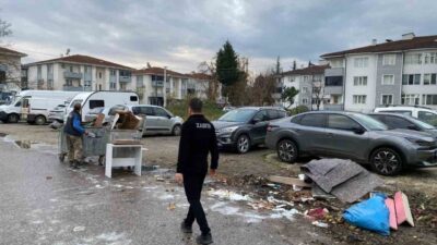 DÜZCE (İHA) – Düzce Belediyesi çöplerini sokağa bırakan şahsa hem