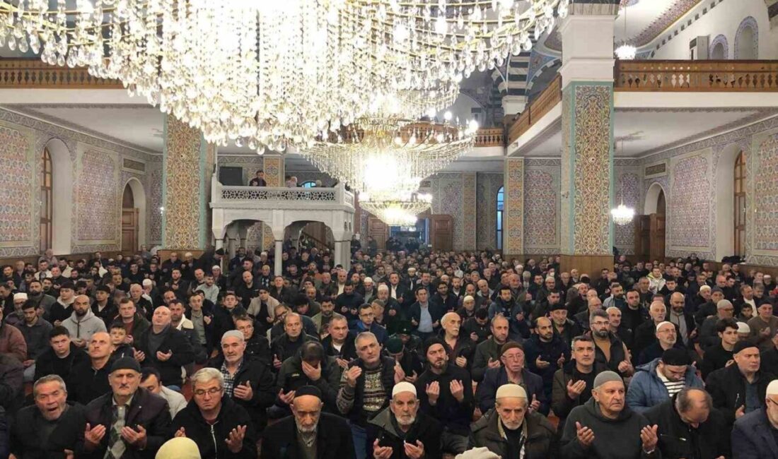 Üç ayların müjdecisi olan Regaip Kandili, Düzce’de vatandaşların yoğun katılımıyla