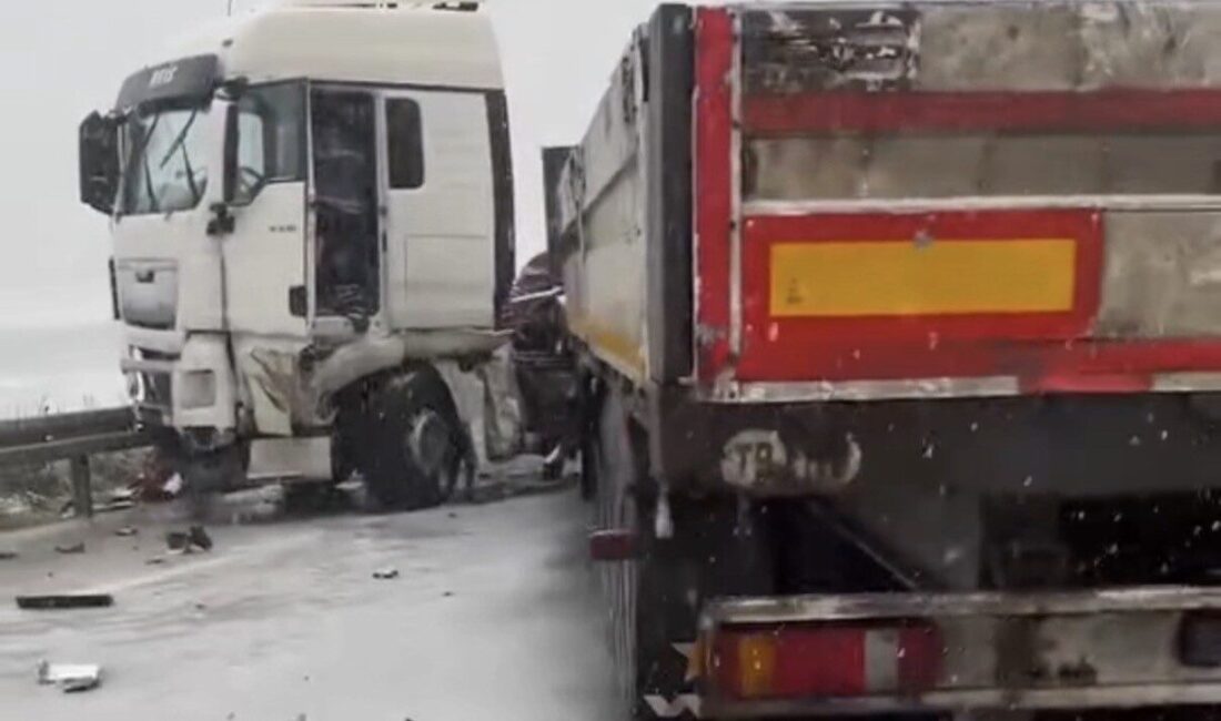 Düzce’de tır makaslaması çevre yolunu kapattı Düzce’nin Akçakoca ilçesinde bir tırın makaslaması nedeniyle Kalkın Plajı mevkisindeki