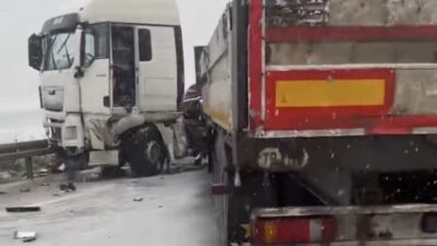 Düzce’nin Akçakoca ilçesinde bir tırın makaslaması nedeniyle Kalkın Plajı mevkisindeki