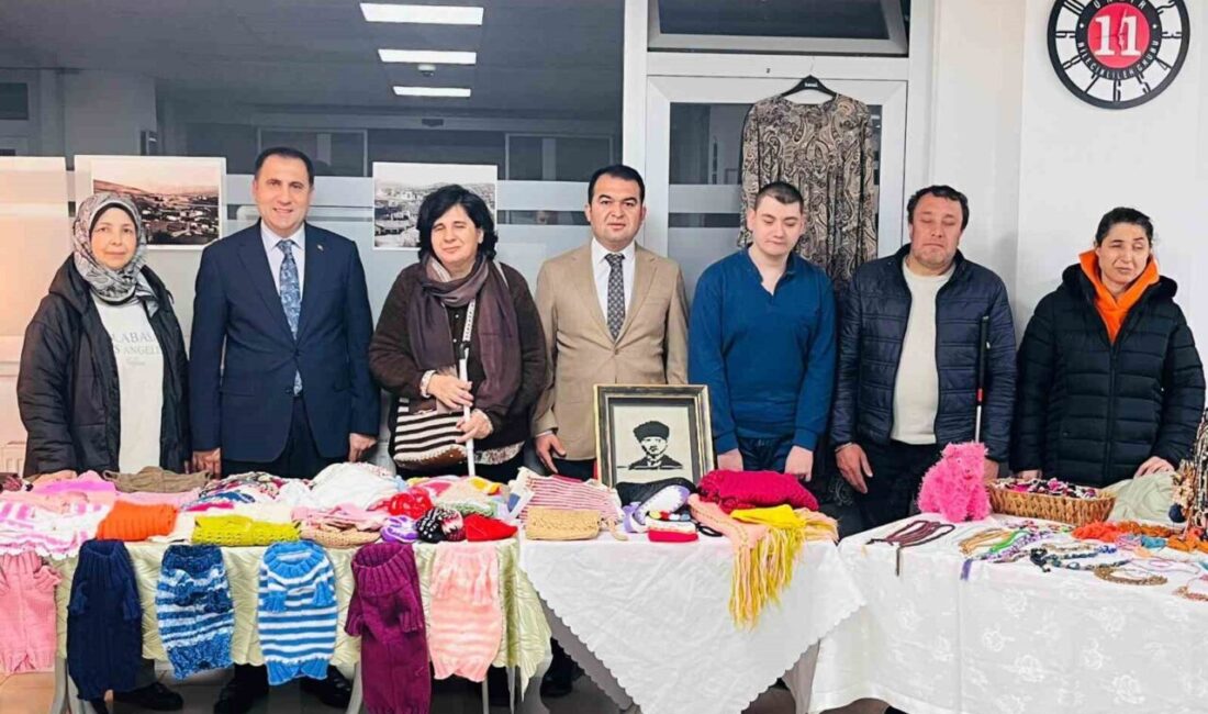 Engelli bireyler çini sanatıyla hayallerini betimledi Bilecik’te engelli bireyler için çini sanatı etkinliği düzenlendi. Bilecik Aile