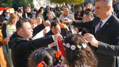 Gölcük’te 3 Aralık Dünya Engelliler Günü kapsamında düzenlenen törende hazırlanan