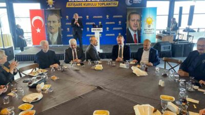 Eski Bakan Osman Pepe, Kocaeli’de yaptığı konuşmada, dünya siyasetindeki belirsizliklere,