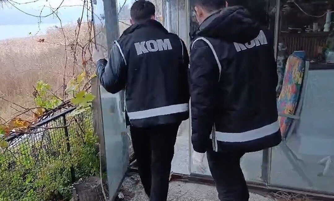 Evini alkol imalathanesine çevirmiş Sakarya’nın Serdivan ilçesinde kaçak içki imalatı yapıldığı tespit edilen ikamete