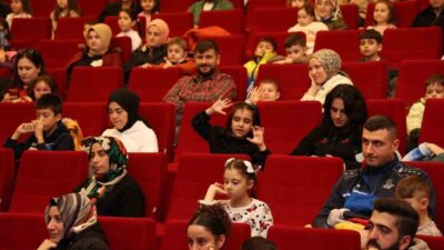 Gebze Belediyesi kültür-sanat etkinlikleri kapsamında sahnelenen “Renkli Çoraplı Kuzgun” adlı