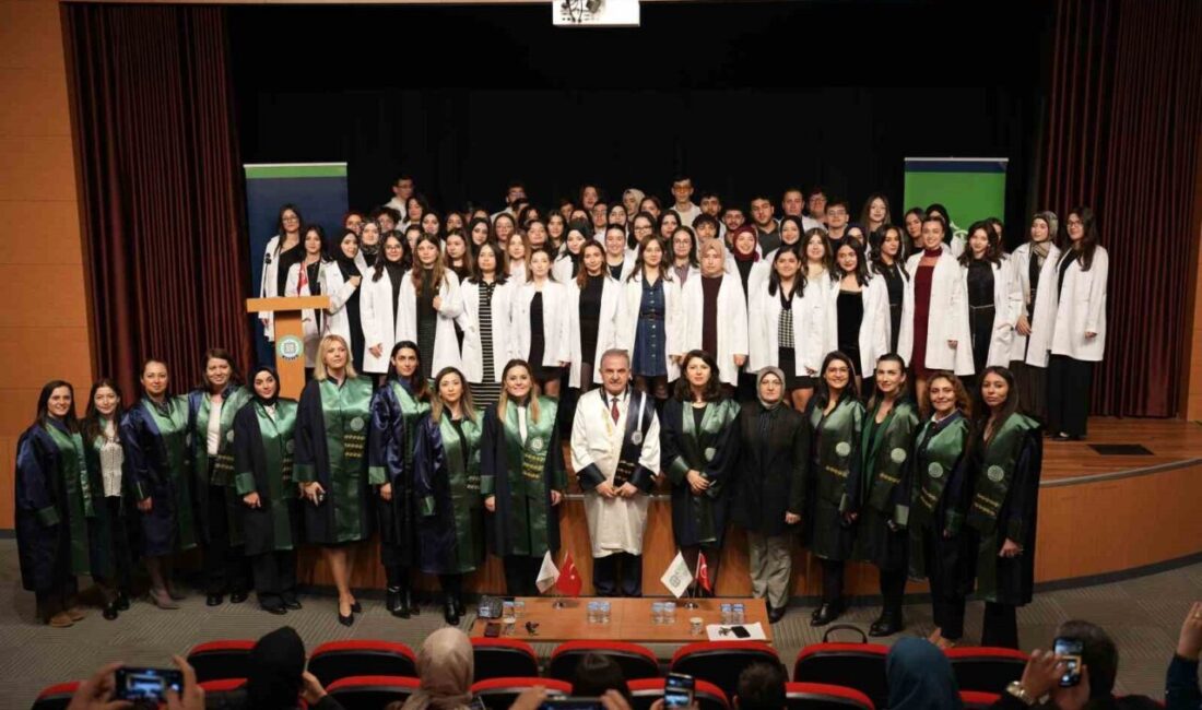 Geleceğin sağlıkçıları beyaz önlüklerini giydi Kocaeli Sağlık ve Teknoloji Üniversitesi Sağlık Bilimleri Fakültesi’nde düzenlenen Beyaz