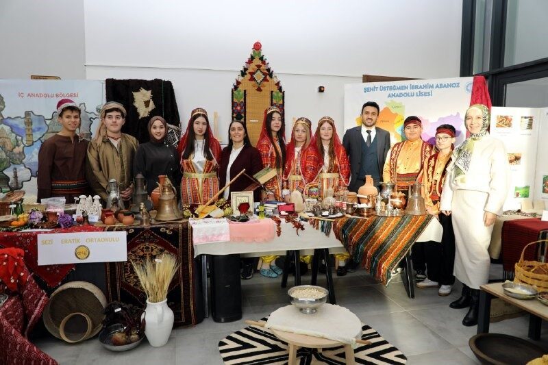 Geleceğin yerli üreticileri Karasu’da sahnedeydi Sakarya’nın Karasu ilçesinde Yerli Malı Haftası’nda düzenlenen etkinlikte, öğrencilerin hazırladığı