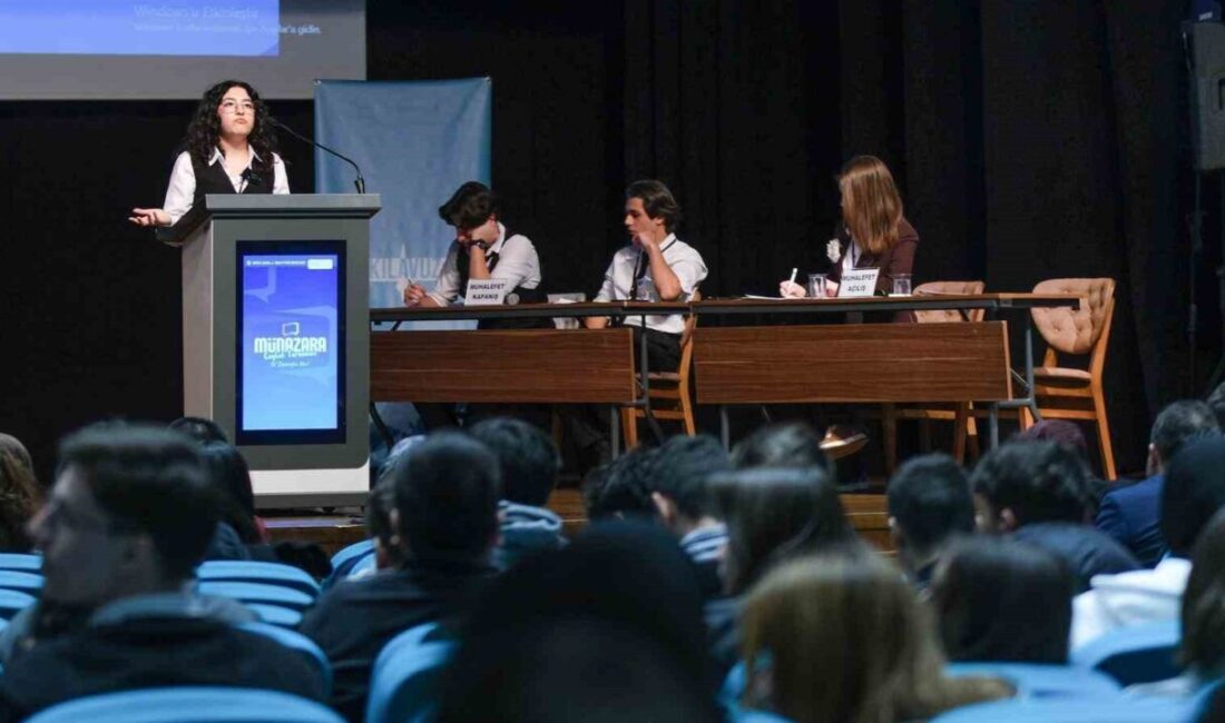 Genç münazırlar, “Bi’ diyeceğim var” dedi Kocaeli’de düzenlenen Liseler Arası Münazara Çaylak Turnuvası’nda düşünen ve sorgulayan