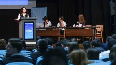 Kocaeli’de düzenlenen Liseler Arası Münazara Çaylak Turnuvası’nda düşünen ve sorgulayan