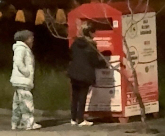 Bolu’da kapağını zorlayarak açtıkları giysi kumbarasından kıyafet alan kişiler cep