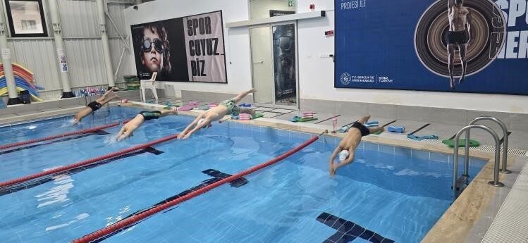 Gölpazarı’nda yüzme antrenmanı gerçekleştirildi Bilecik’in Gölpazarı ilçesinde, Gençlik ve Spor Bakanlığı (GSB) Spor Okulları