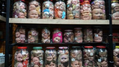 Kocaeli’de antika dükkanı işleten Hamdi Dinibütünoğlu, yalnız yaşayan bir koleksiyonerden