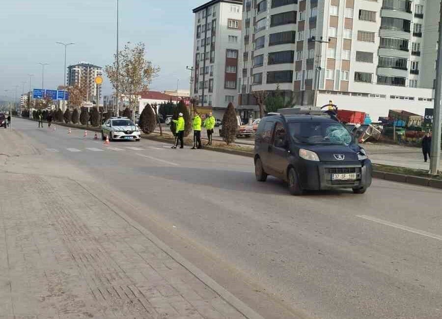 Hafif ticari aracın çarptığı yaya hayatını kaybetti Kastamonu’da yolun karşı tarafına geçmek isterken hafif ticari aracın çarpması