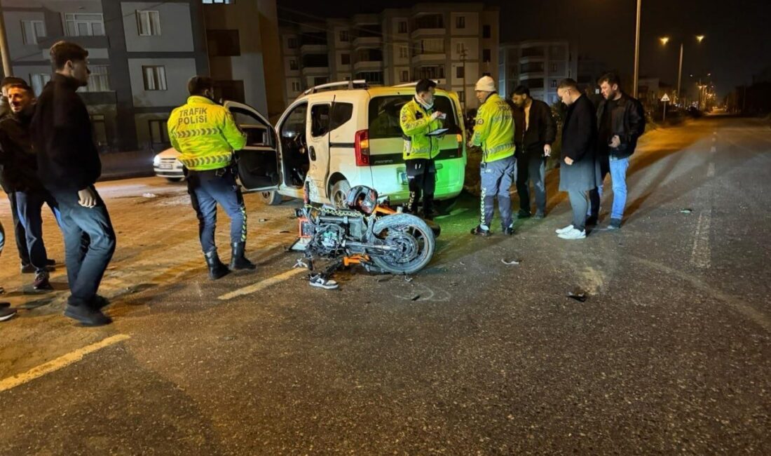 Sakarya’nın Karasu ilçesinde hafif ticari araçla çarpışan motosikletin sürücüsü yaralandı.