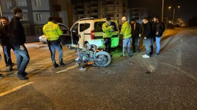 Sakarya’nın Karasu ilçesinde hafif ticari araçla çarpışan motosikletin sürücüsü yaralandı.