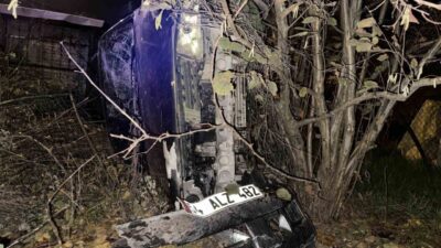 Sakarya’nın Adapazarı ilçesinde hafif ticari araç ile çarpışan otomobilin tarlaya