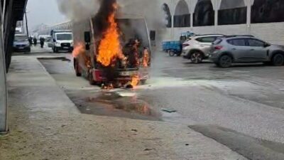 Düzce’de motor kısmında yangın çıkan özel halk otobüsü alevlere teslim